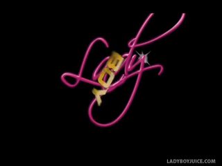 Asiatique ladyboy thé montre son peu peter