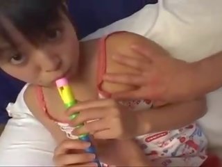 Tini ázsiai csaj játszik -val flute kényszerű hogy játék manhood