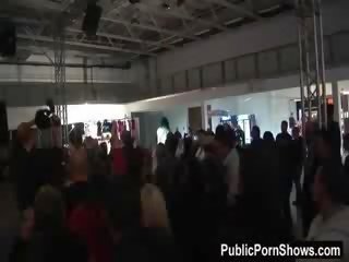 Великий breasted стриппер sits на a удачливий chaps обличчя і отримує її манда лизнув на етап