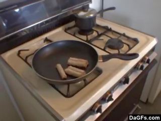 Gemuk pertengahan umur tidak breakfast dalam yang dapur
