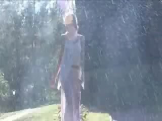 Bruna ballo in il giardino