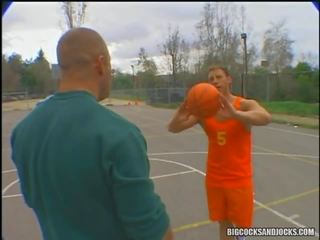 Baschet players trage unele hoops