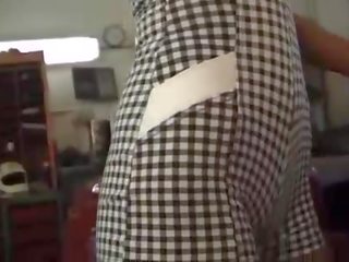 討厭 褐髮女郎 雙 性交 在 汽車 店