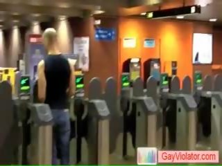 Adolescent отримує вдарив в subway по gayviolator
