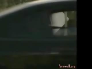 브루 넷의 사람 산책 나체상 가까운 십자가 도로