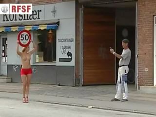 З оголеними грудьми дівчинки допоможіть поліція з speed контроль в danemark