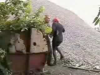 Fort sans abri homme bussing dur jusqu'à escorte nichons
