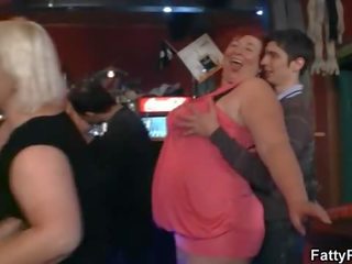 Däli plump chicks have fun in the bar