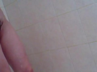 Žena showering