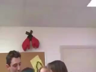 Молодий студенти sexing на коледж вечірка