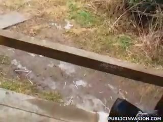 Malaswa pigtailed buhok na kulay kape ang malalim lalamunan sa publiko