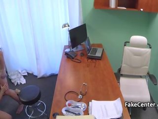 프라임 브루 넷의 사람 엿 로 intern