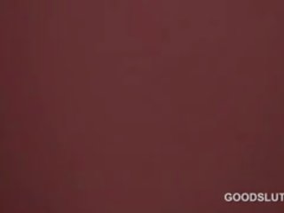 学院 辣妹 吹 她的 coeds 啄木鸟 上 膝盖 在 pov