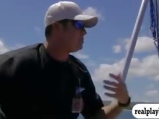 Fantastický babes v shark klec a snowboarding zatímco vše nahý