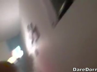 Rinor palë në një konvikt