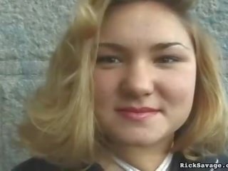 Виклик дівчина з кляпом у роті і terrified