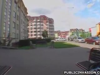 Привабливий підліток молодий леді keeps стогін