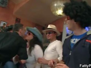이상한 파티 와 뿔의 youngsters 과 지방 병아리