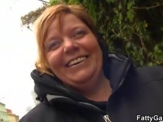 Закръглен мацка съблазнява а stripling с а gf