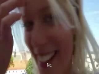 Blondie euro gurjak rides phallus in jemagat öňünde