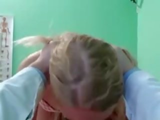 Bjonde me jo mbathje qirje ekspert në zyrë