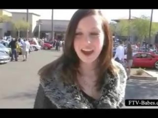 Beguiling недосвідчена красуня dares для отримати з оголеними грудьми в публічний