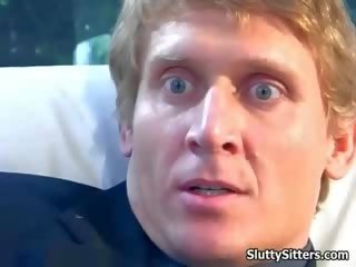 Мацка детегледачка е надолу на тя колене играя с груб бял донг