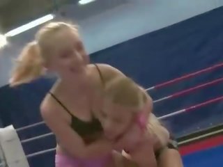 Charming ýaşlar blondes in lezbiýanka göreşmek