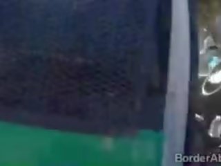 Латинка здобули її манда surveyed на відкритому повітрі по в border поліція