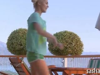 Školačka vyjížďky a coca-cola láhev