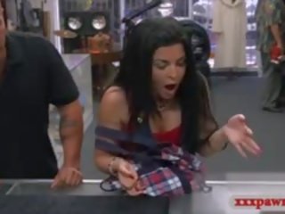 Kubane zoçkë selling të saj televizor dhe fucked nga e ndyrë pawn portier