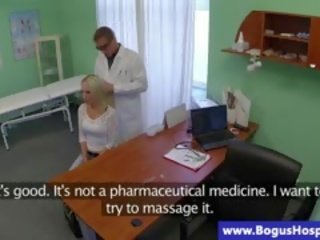 З оголеними грудьми пацієнт спокушений по randy dr.