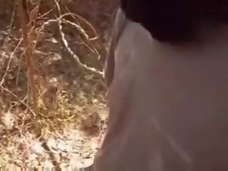 Walking 通過 叢林 單獨 是 不 為 一 女兒