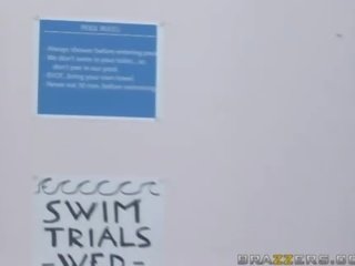 Čudovito blondinke najstnice s velika prsi preparing da plavati