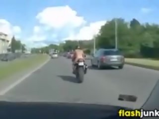 Kawalan ng pang-itaas tattooed dalaga pagsakay a motorcycle