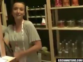 Warga czech amatur - keberahian si rambut coklat mendapat fucked dalam awam toilets