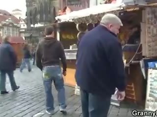 奶奶 游客 jumps 上 成员
