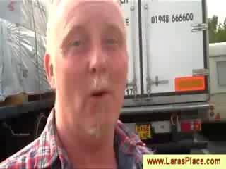 Trucker получаване на chased от а grown