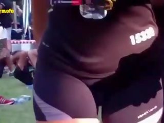Tihke lühikesed püksid ja lihav tussu