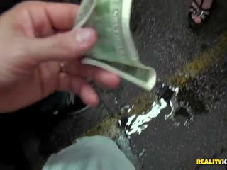 她 是 去 到 學校 和 可以 使用 該 金錢