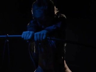 Bind for øynene femme fatale blir bang av stropp på