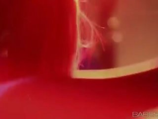유혹하는 금발의 deity 알렉시스 아담스 fondles 그녀의 고양이