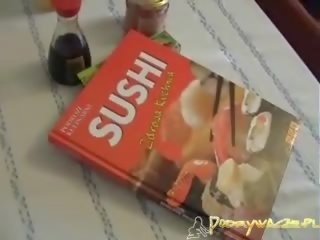 Омаен блондинки седи надолу с колене на carpet и гадно вал