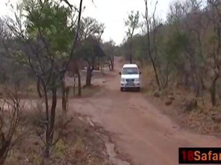 Чорна підліток відстій і лиже жорсткий біла дзьоб під час safari