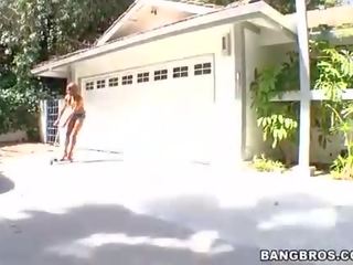 Të gjithë natyror me ngjyrë gjoks në bikini jep përjashta