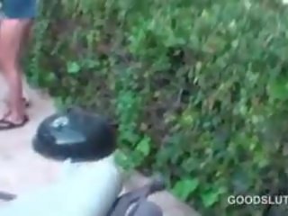 Umazano posnetek starved teens pitje in petting pri a seks picnic