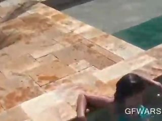 Sexually aroused коледж дівчинки демонтаж голий в в басейн