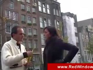 Жінка направляти приносить турист для a хвойда