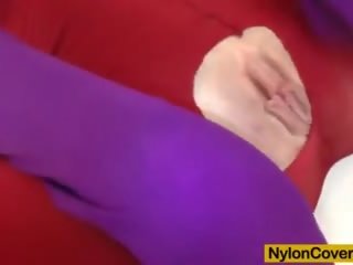 Buhok na kulay kape sakop sa damit na pitis pagdadaliri puke plus dildo