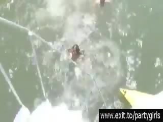 Jemagat öňünde gämi weçerinka with many ýabany teens and coeds vid